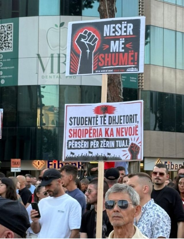 "Ne do na vije kapistall", pankartat pikante nga protesta