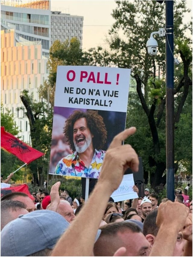 "Ne do na vije kapistall", pankartat pikante nga protesta
