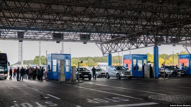 Long lines and missed flights: EU warns of border easing during summer
