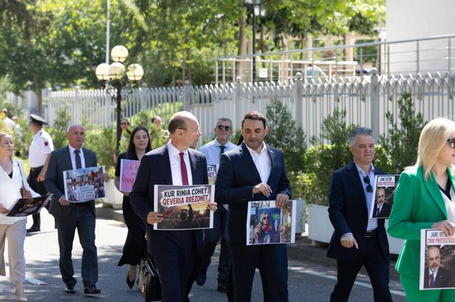 Pankarta q&euml; &ldquo;preku&rdquo; Klosin: Rama apo Bela, kush ishte arsyeja?