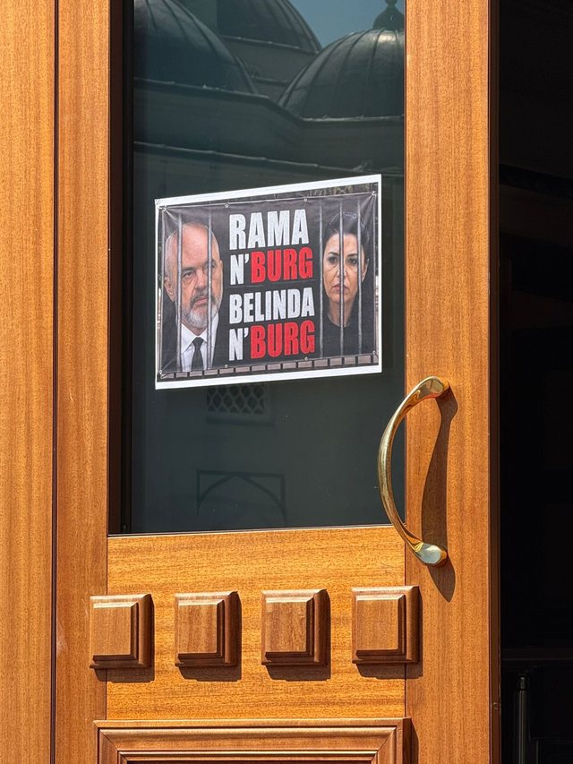 Pankarta q&euml; &ldquo;preku&rdquo; Klosin: Rama apo Bela, kush ishte arsyeja?