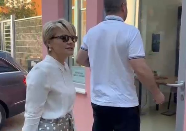 “Ne të dyve na bashkon shija”, Kryemadhi lexon mesazhet e