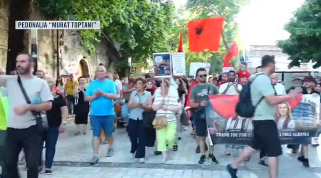 Rama n&euml; seanc&euml; plenare, protestuesit marshojn&euml; drejt Kuvendit