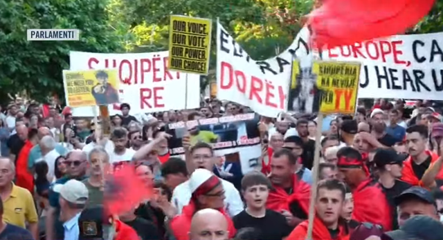 "Parlamenti i d*og&euml;s", protestuesit thirrje Ram&euml;s