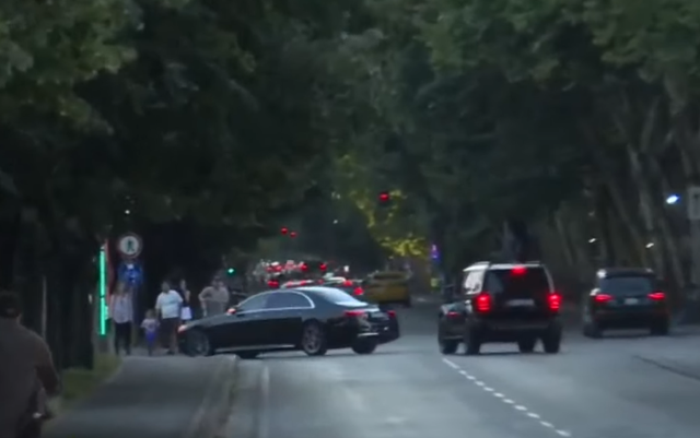 Foto/ Momenti kur eskorta e Ramës i largohet me shpejtësi turmës