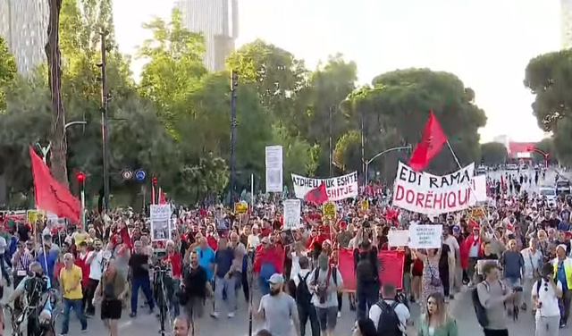 &ldquo;Rama jep dor&euml;heqjen&rdquo;, protestuesit marshojn&euml; drejt
