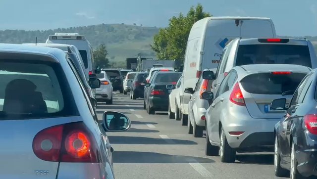 Aksident në aksin Levan-Vlorë, rëndohet trafiku në