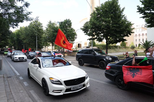 Fotolajm/ Tirana 'vishet' kuq e zi, shqiptar&euml;t e diaspor&euml;s