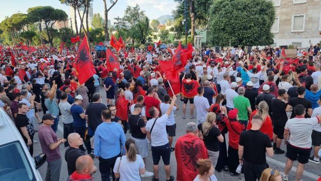 Protestuesja-Ramës: Pika e parë e kontratës është mos