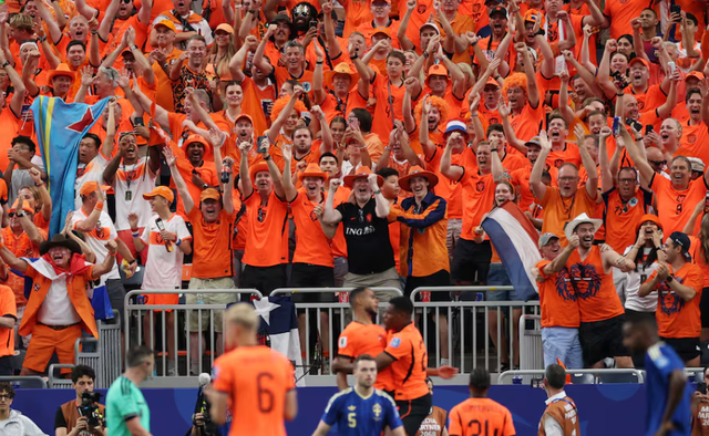 Holanda e pam&euml;shirshme, shkat&euml;rron 5-1 Suedin&euml;