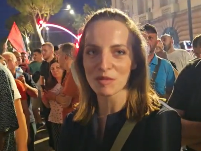 Marjana Koçeku në protestën kundër Ramës,