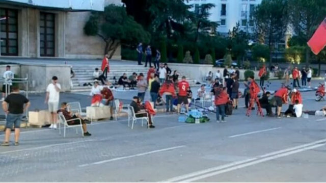 Nata e parë e qëndresës para Kryeministrisë, protestuesit: