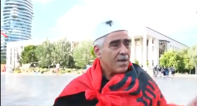 Shqiptari nga Kosova i bashkohet protestës: Kur nuk është