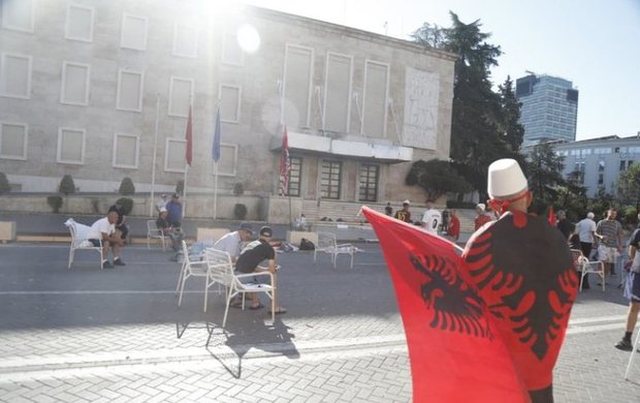 The resistance in front of the Prime Minister's Office continues, a group