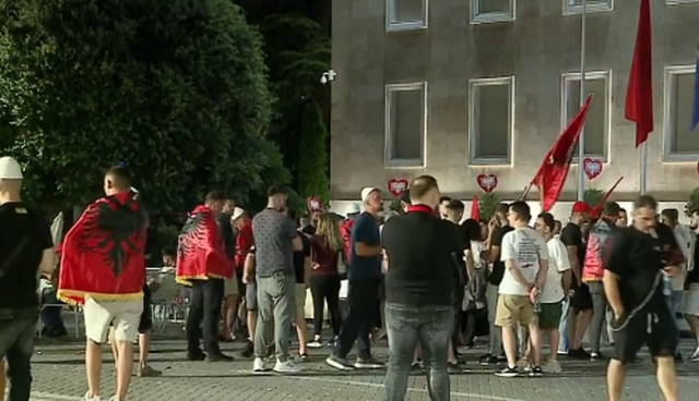 The resistance in front of the Prime Minister's Office continues, a group