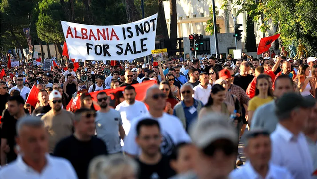 “Fox News” jehonë protestës në Tiranë: