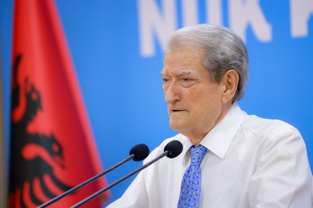 Berisha përshëndet protestuesit: Rrethimi i epiqendrës së