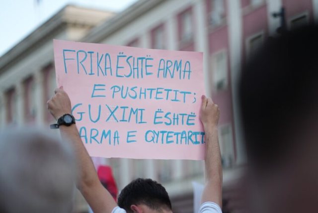 Protestuesit akuzojnë policinë për “taktika