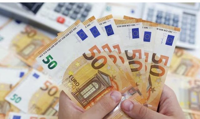 Euro rekord t&euml; ri negativ, zbret n&euml; kufijt&euml; e 93 lek&euml;ve