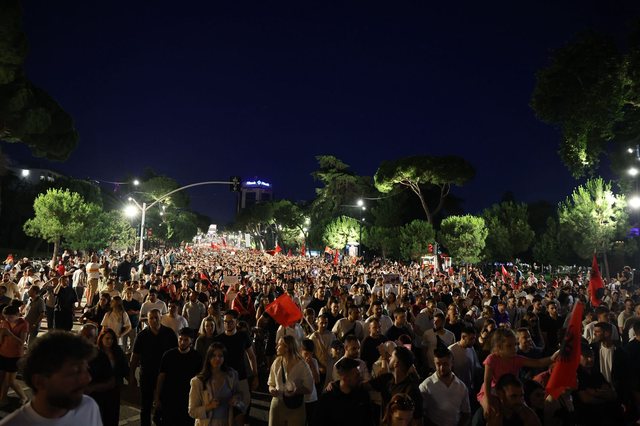 Nis marshimi n&euml; rrug&euml;t e Tiran&euml;s, qytetar&euml;t insistojn&euml;