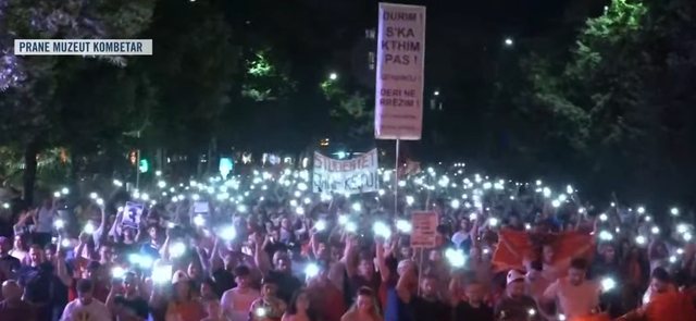 Mij&euml;ra qytetar&euml; vijojn&euml; marshimin n&euml;p&euml;r Tiran&euml;: