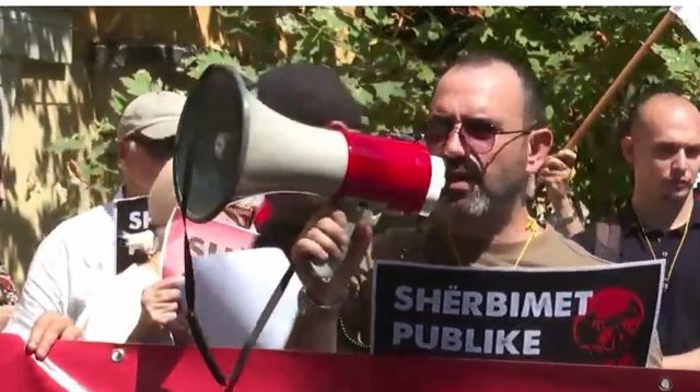 Protest in front of the Ministry of Finance, unions demand higher wages and a