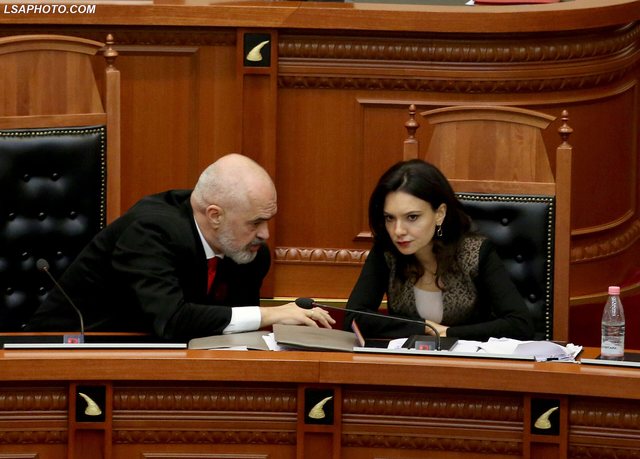 Spiropali ironizon Ramën: Fletë-rrufe, kontroll algoritmik e
