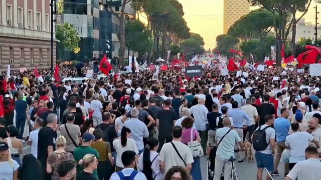 Citizens in the streets for weeks, German newspaper: Protesters demand