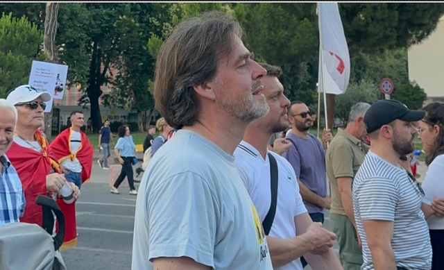 Ish-zv.ambasadori i OSBE-s&euml; n&euml; Tiran&euml; i bashkohet protest&euml;s