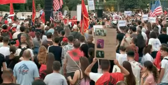 Turistët i bashkohen protestës: Nuk jemi të frikësuar, jeni