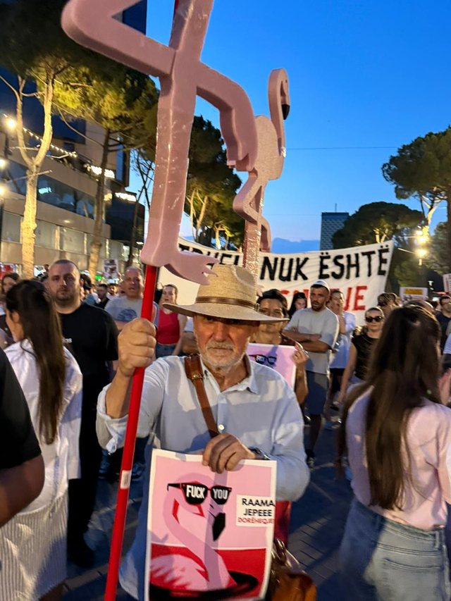 Analisti i njohur në protestën kundër Ramës, shfaqet me