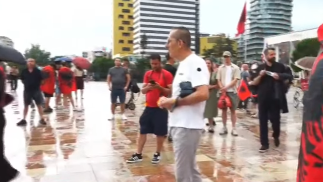 Shiu nuk pengon protestuesit, mblidhen në sheshin