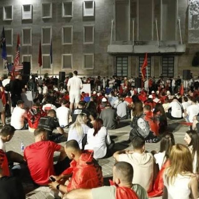 Protesters are not leaving, some of them will spend the night in front of the