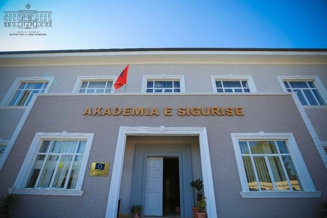 P&euml;rs&euml;ritet skandali! Helmohen p&euml;rs&euml;ri 30 kursant&euml;