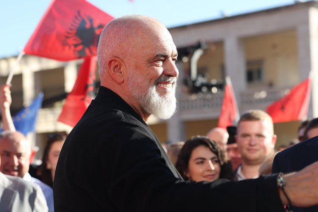 Bota e trilluar e Ram&euml;s, p&euml;rball&euml; realitetit njer&euml;zor