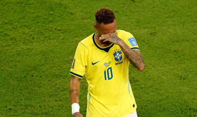 Neymar rikthehet me lot n&euml; sy te Brazili, momenti emocional pas 3 vitesh