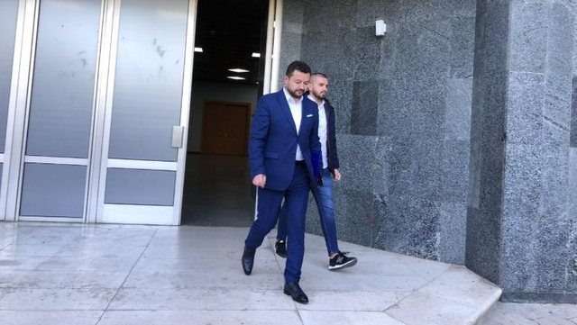 Mesazhe erotike gjat&euml; orarit zyrtar, ILD k&euml;rkon shkarkimin e