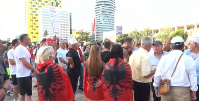 Nis protesta e 27-t&euml; kund&euml;r Ram&euml;s, qytetar&euml;t mblidhen