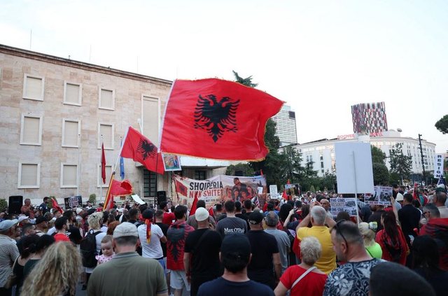 Emigranti nga Franca: Do rri k&euml;tu derisa ta rr&euml;zojm&euml; diktatorin