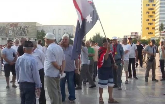 Eurodeputet&euml;t i bashkohen protest&euml;s n&euml; Tiran&euml;, revolta