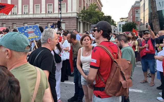Eurodeputetja italiane i bashkohet protest&euml;s kund&euml;r Ram&euml;s