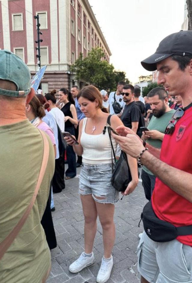 Eurodeputetja italiane i bashkohet protest&euml;s kund&euml;r Ram&euml;s