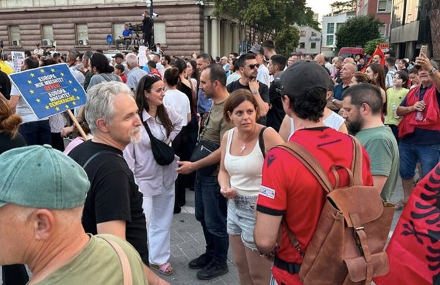 Eurodeputetja italiane i bashkohet protest&euml;s kund&euml;r Ram&euml;s