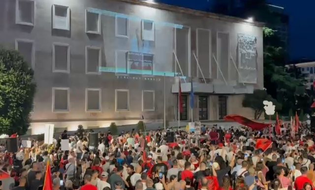 Video/ Ironia me "Diell&euml;n" n&euml; protest&euml;: Deklaroj
