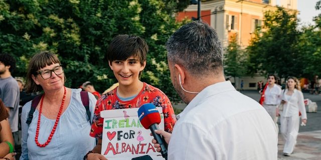 Irish tourists join protest in Tirana: You are inspiring, prime ministers come