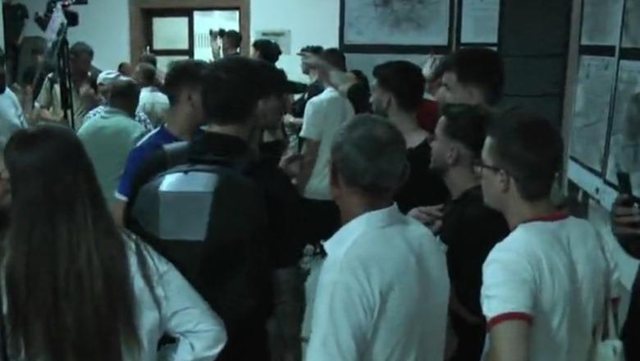 Protestuesit "pushtojn&euml;" Politeknikun, k&euml;rkojn&euml;