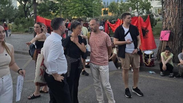 Six MEPs join the protest against Rama