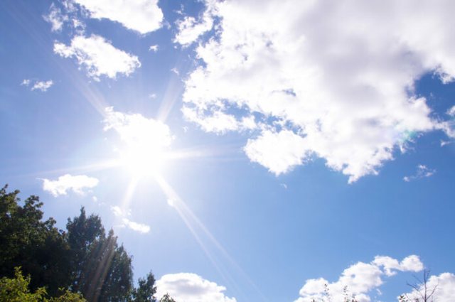 Temperaturat shkojn&euml; deri n&euml; 37 grad&euml;, njihuni me parashikimin e