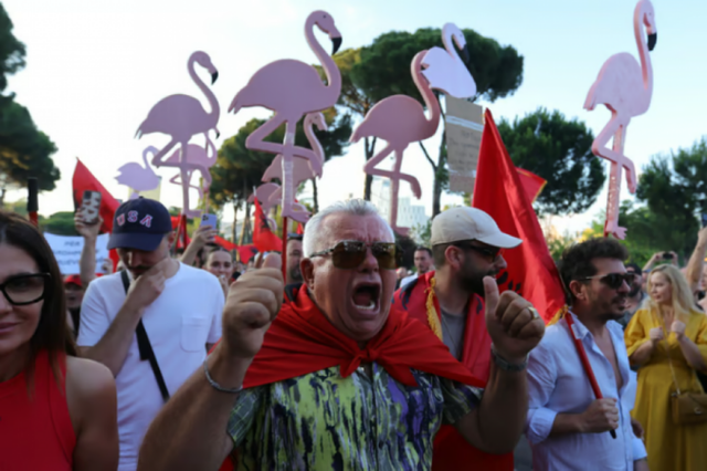 Gazeta zvicerane jehon&euml; protestave kund&euml;r qeveris&euml; Rama: