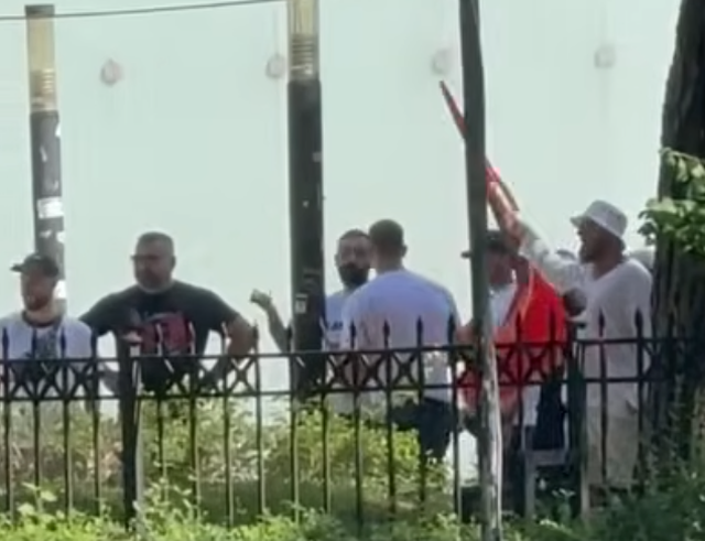 Protestuesit q&euml;llojn&euml; me vez&euml; n&euml; drejtim t&euml; Parlamentit